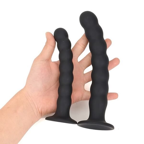 Dildo con ventosa con diseño detallado y flexible para exploración.