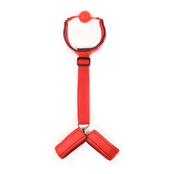 Arnés de color rojo con gag de bola roja brillante, evocando una sensación de control y sumisión intensa